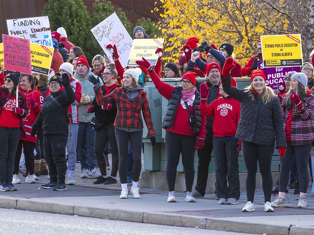 A new poll by Leger finds that conversations surrounding the Alberta teachers' strike is still alive, with momentum in favour of teachers.