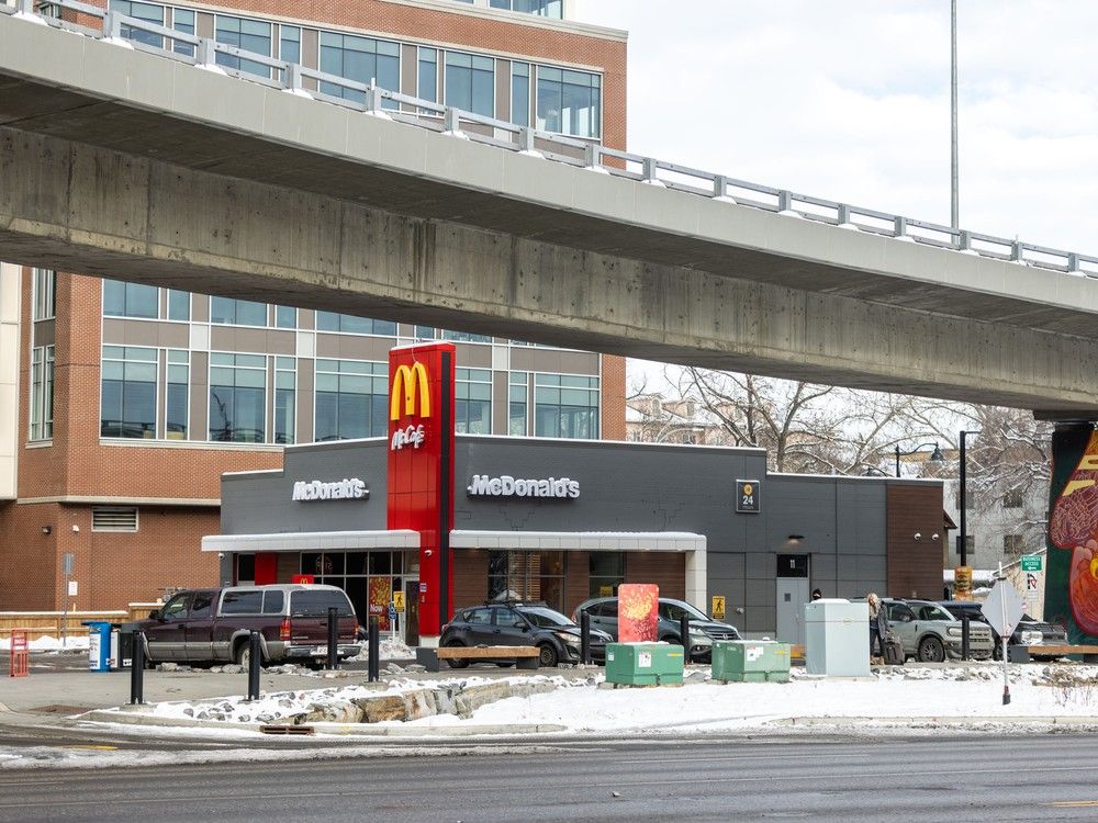 Fast food restaurant replaces a Starbucks location that used to cause traffic backups on Memorial Drive.
