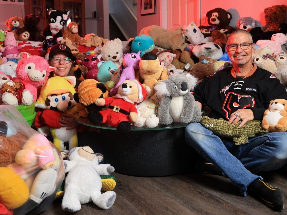 Calgary Hitmen fan aims to collect over 700 stuffed animals for annual Teddy Bear Toss on Sunday