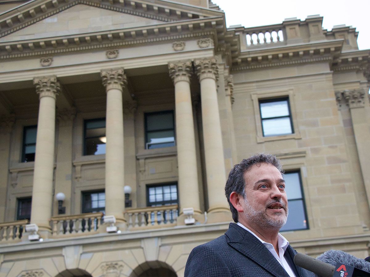 The union representing Lethbridge firefighters has withdrawn from the Alberta Federation of Labour and called on its president to resign.