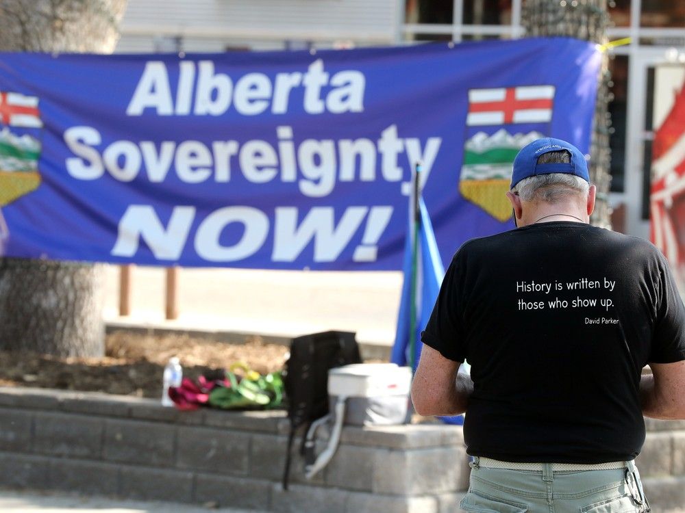 Team Canada crowd lose their minds as Alberta separatists seek petition signatures from Alberta snowbirds for a vote on Alberta independence