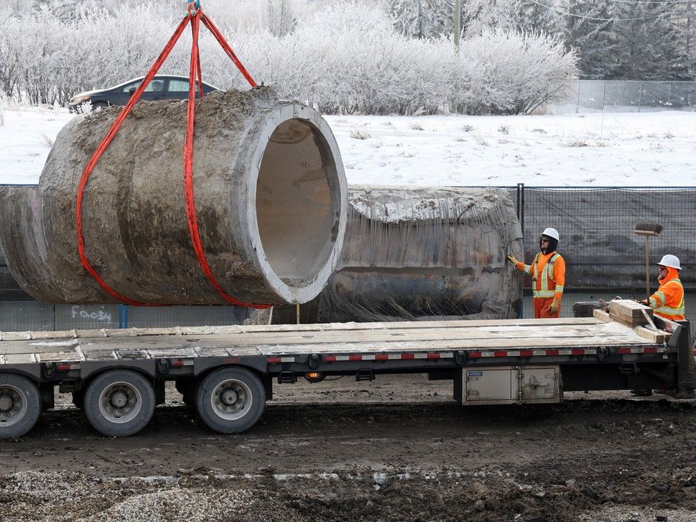  A section of damaged Bearspaw South feeder main pipe is loaded onto a trailer on Monday, Jan. 5, 2026.