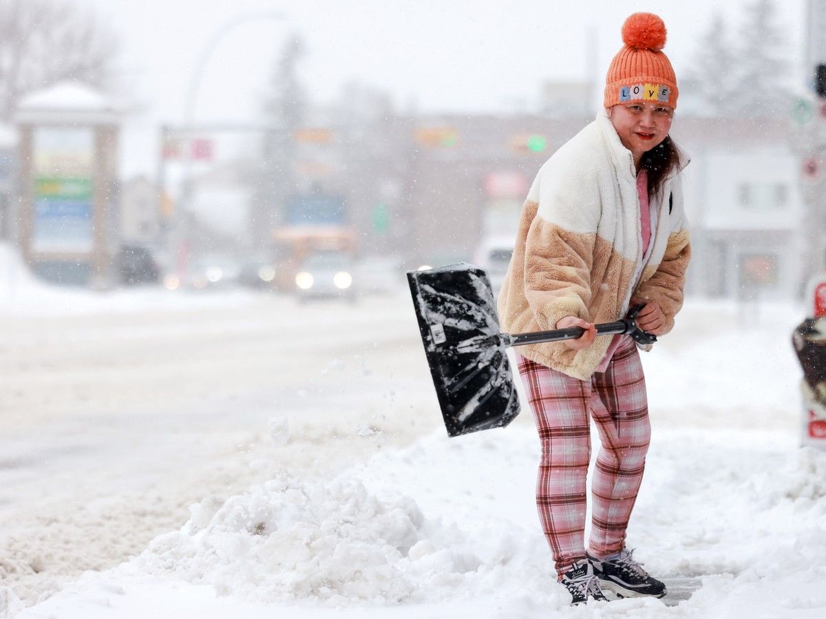 Calgary snowfall causes traffic chaos, yellow warning remains Calgary