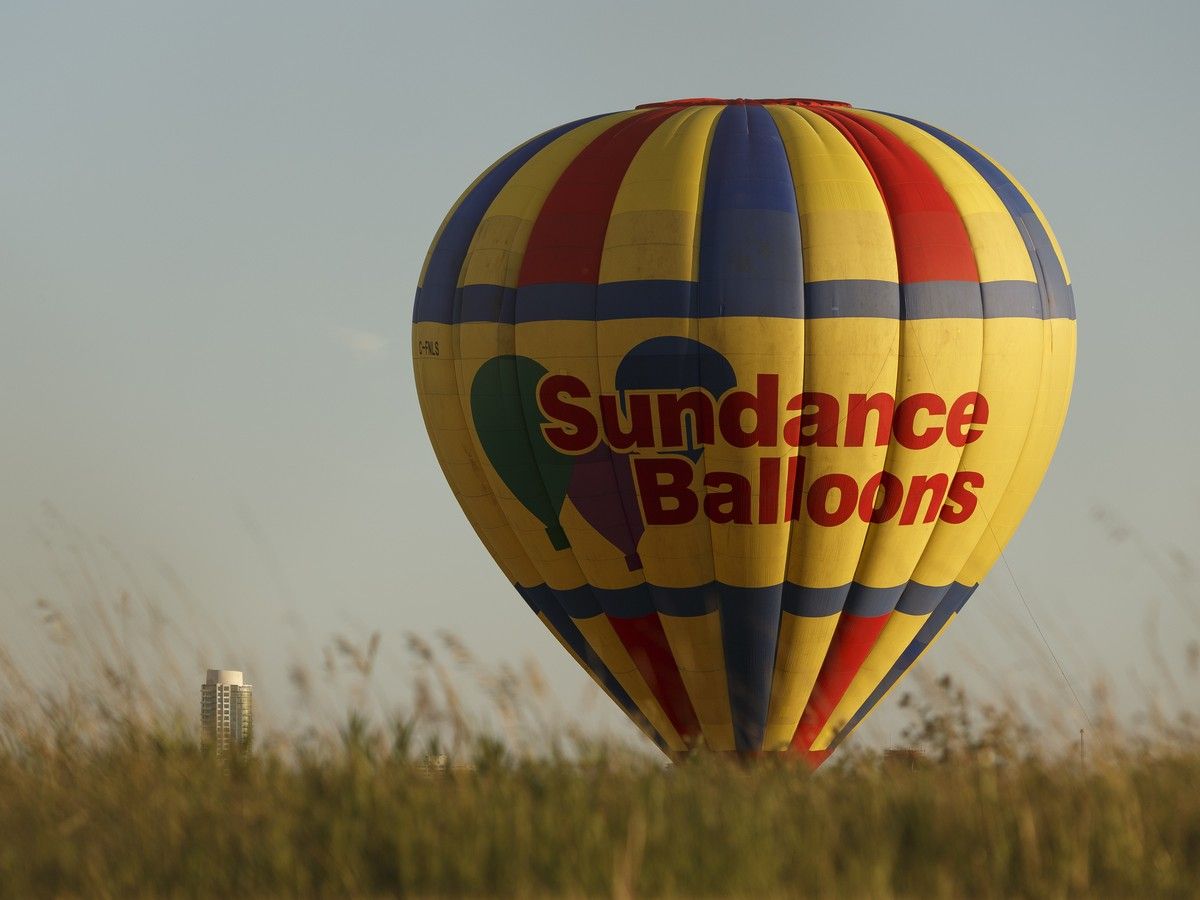 Too close for comfort? Video shows hot air balloon drifting perilously close to Deerfoot Trail