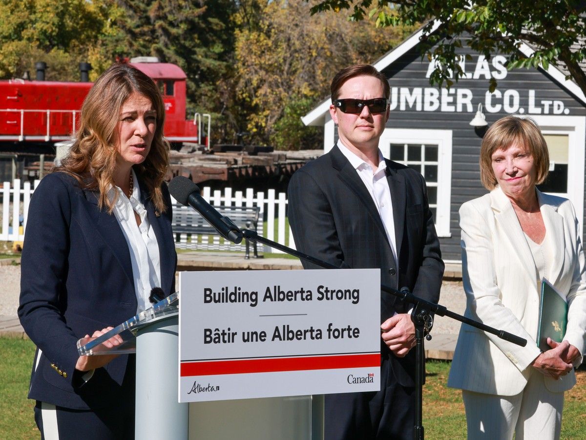 Alberta is moving forward with the Calgary-Edmonton high-speed rail plan, with support from the federal government.