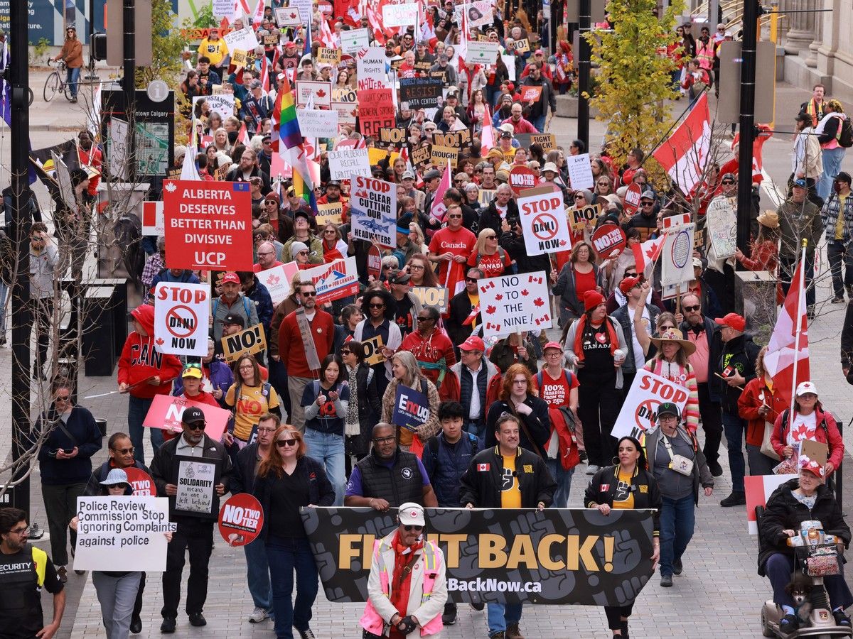 Pro-Canada supporter and pro-independence supporters rallied across the province Saturday as advance voting wraps up.