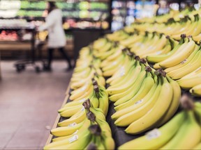 fruits-grocery-bananas-market