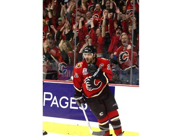 Calgary-05/29/04- Calgary Flame Jarome Iginla celebrates with the fans scoring the Calgary Flames third goal of the game,during game three of the Stanley Cup finals at the Saddledome bwetween the Calgary Flames and the Tampa Bay Lightning . Photo by Ted Rhodes/Calgary Herald (For Sports story by Various) ************************************** Filter: No USM: No File Size: 5.03MB Original file name: D88G7393.JPG