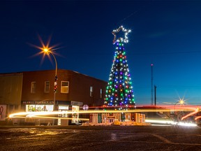 Streaks of light left by vehicles going around the Christmas tree on main street in downtown Trochu, Ab., on Monday December 17, 2018. Mike Drew/Postmedia