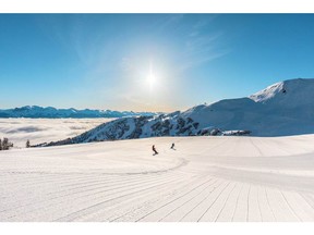 Cloudless spring day at Marmot Basin (photo taken March 28, 2019)