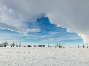Looking to the north underneath the chinook arch west of Barons, Ab., on Tuesday, December 17, 2019. Mike Drew/Postmedia