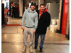 L'attaquant des Flames de Calgary Johnny Gaudreau et son père Guy après l'entraînement du 3 janvier 2020.