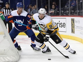 Sidney Crosby of the Pittsburgh Penguins carries the puck against the New York Islanders at the Barclays Center on November 7, 2019 in New York. (Bruce Bennett/Getty Images)