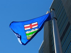 Le drapeau provincial de l'Alberta flotte au centre-ville de Calgary.