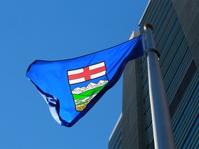 Le drapeau provincial de l'Alberta flotte au centre-ville de Calgary.