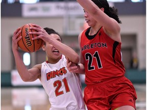 Carleton Ravens player Elizabeth Leblanc, right, applies defensive pressure to the Calgary Dinos' Reyna Crawford, left, during a U Sports 2018 Women's National Basketball Championship first-round game at Regina on March 8, 2018. Credit: Arthur Ward/Arthur Images