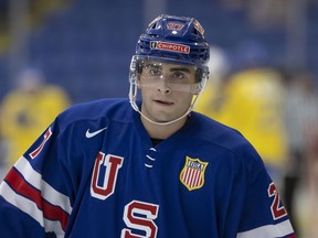 L'attaquant des Flames de Calgary Matt Coronato a enfilé le chandail de l'équipe des États-Unis pour la première fois lors de la Vitrine mondiale junior d'été 2021.