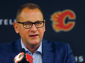 Le directeur général des Flames de Calgary, Brad Treliving, prend la parole lors d'une conférence de presse le 25 septembre 2019.