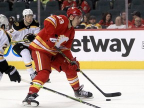 Adam Ruzicka z Calgary Flames má šancu skórovať proti Bostonu Bruins v Scotiabank Saddledome v sobotu, decembra.  11, 2021.
