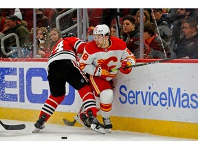 Le défenseur des Blackhawks de Chicago Calvin de Haan (44) tente de mettre en échec l'ailier gauche des Flames de Calgary Andrew Mangiapane (88) au cours de la première période au United Center.  Jon Durr/USA AUJOURD'HUI Sports