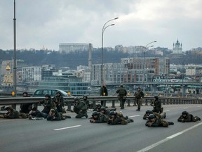 Servicemen of the Ukrainian National Guard take positions in central Kyiv amid reports Russian forces have now entered Ukraine's capital, February 25, 2022.