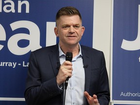 Brian Jean s'adresse à ses partisans à son bureau de campagne à Fort McMurray alors que les premiers résultats non officiels arrivent de l'élection partielle de Fort McMurray-Lac La Biche le mardi 15 mars 2022.