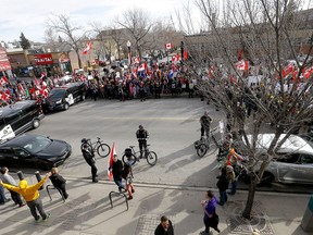 Les contre-manifestants et les manifestants hebdomadaires se sont de nouveau affrontés sur la 17 Ave. et la 5A St. SW, ce qui a conduit la police à barricader les contre-manifestants à Calgary le samedi 12 mars 2022.