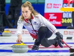 La skip du Danemark Madeleine Dupont lance une pierre lors d'un match contre le Canada au Championnat du monde de curling féminin BKT Tires & OK Tire 2022 à Prince George, en Colombie-Britannique, le lundi 21 mars 2022.