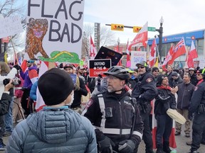 Les tensions entre les manifestants du rassemblement pour la liberté et les contre-manifestants de la Beltline ont augmenté samedi après-midi.  Les contre-manifestants ont formé une ligne en travers de la route pour empêcher les manifestants du rassemblement pour la liberté de continuer sur la 17e Avenue.