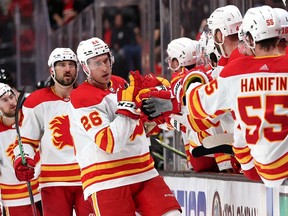 Le défenseur des Flames de Calgary Michael Stone est félicité sur le banc après avoir marqué ce qui a fini par être le but gagnant contre les Ducks d'Anaheim au Honda Center d'Anaheim le mercredi 6 avril 2022.