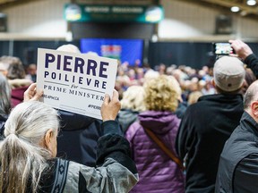 Pierre Poilievre, candidat à la direction du Parti conservateur, s'entretient avec des partisans à Spruce Meadows à Calgary le mardi 12 avril 2022.