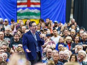 Pierre Poilievre, candidat à la direction du Parti conservateur, prend la parole à Spruce Meadows à Calgary le mardi 12 avril 2022.