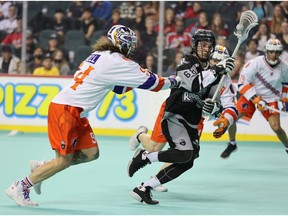 Tyler Pace des Calgary Roughnecks passe devant Tyson Bell des Halifax Thunderbirds sur WestJet Field au Scotiabank Saddledome à Calgary le vendredi 8 avril 2022.