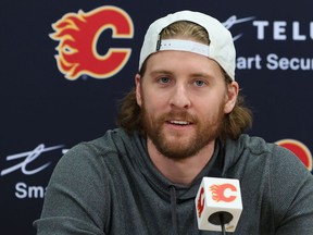 L'attaquant des Flames de Calgary Blake Coleman s'entretient avec les médias lors d'une conférence de presse au Scotiabank Saddledome à Calgary le samedi 28 mai 2022.