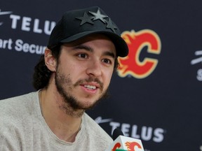 L'attaquant des Flames de Calgary Johnny Gaudreau s'entretient avec les médias lors d'une conférence de presse au Scotiabank Saddledome à Calgary le samedi 28 mai 2022.