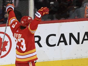 Les Flames de Calgary célèbrent un but de l'ailier Tyler Toffoli des Flames de Calgary au cours de la deuxième période d'action alors que les Flames de Calgary accueillent les Oilers d'Edmonton dans le deuxième match de la deuxième ronde des séries éliminatoires de la Coupe Stanley au Saddledome.  Vendredi 20 mai 2022. Brendan Miller/Postmedia