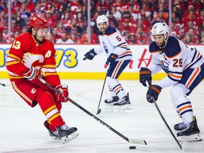 Gaudreau et le défenseur des Oilers Darnell Nurse se battent pour la rondelle au cours de la troisième période du deuxième match.