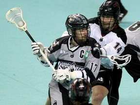 Curtis Dickson von den Calgary Roughnecks wiegt den Ball unter dem Druck von Warren Jeffrey vom Colorado Mammoth auf dem WestJet Field im Scotiabank Saddledome am Freitag, den 6. Mai 2022.