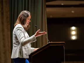 PHOTO DE DOSSIER: Danielle Smith prend la parole lors de la soirée de lancement Open For Business au Petroleum Club de Calgary le vendredi 2 juillet 2021.