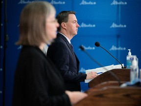 Le ministre de la Santé de l'Alberta, Jason Copping, et la médecin hygiéniste en chef de l'Alberta, la Dre Deena Hinshaw, font le point sur la COVID-19 dans la province lors d'une conférence de presse à Edmonton le 23 mars 2022.