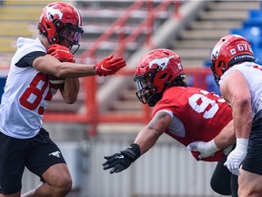 Jalen Philpot des Stampeders de Calgary court avec le ballon lors de l'entraînement au stade McMahon le 21 juin 2022. Philpot obtient son premier départ en tant que receveur large pour les Stamps alors qu'ils affrontent les Elks d'Edmonton jeudi