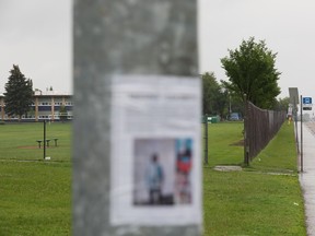 Une affiche manquante est visible près de la Killarney Junior High School, 13110 91 St., à Edmonton, le samedi 2 juillet 2022. Une jeune fille de 13 ans d'Edmonton qui a disparu il y a plus d'une semaine a été retrouvée dans l'Oregon.