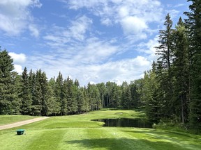 Le 16e trou éclaboussant du Water Valley Golf Club, situé sur un contrefort vallonné à environ 40 minutes de route des limites nord-ouest de la ville de Calgary.