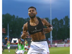 Mikaël Cantave, de Cavalry, célèbre le but gagnant du match lors de l'action de football CPL entre Forge FC et Cavalry FC à Calgary sur ATCO Field à Spruce Meadows le vendredi 12 août 2022. Jim Wells/Postmedia