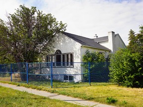 The body of a 55-year-old woman was found at this abandoned house in the 200 block of 14th Avenue N.E. on Aug. 20, 2022. Police are treating the death as suspicious.