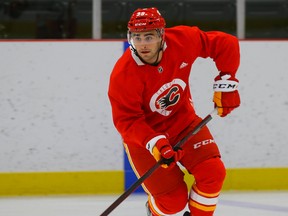 Matt Coronato est photographié lors du camp de développement des espoirs des Flames de Calgary au 7 Chiefs Sportsplex de la nation Tsuut'ina le 12 juillet 2022.