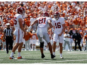 AUSTIN, TEXAS – 10 SEPTEMBRE: Will Reichard # 16 de l'Alabama Crimson Tide réagit après avoir lancé un panier au quatrième quart pour prendre la tête contre les Texas Longhorns au Darrell K Royal-Texas Memorial Stadium le 10 septembre 2022 à Austin, Texas.