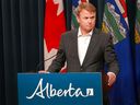 Tyler Shandro, ministre de la Justice et solliciteur général, s'adresse aux médias lors d'une conférence de presse où il a présenté des plans selon lesquels l'Alberta contesterait le programme fédéral de confiscation des armes à feu le lundi 26 septembre 2022.