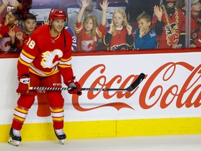 Brett Sutter, 25 Eylül 2022 Pazar günü Calgary'deki Scotiabank Saddledome'da Calgary Flames ve Vancouver Canucks arasındaki sezon öncesi maçından önce ısınmada.