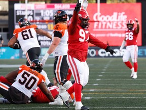 Les Stampeders célèbrent après avoir limogé le quart-arrière des Lions de la Colombie-Britannique, Vernon Adams, lors d'un match de football de la LCF à Calgary sur cette photo du 17 septembre.